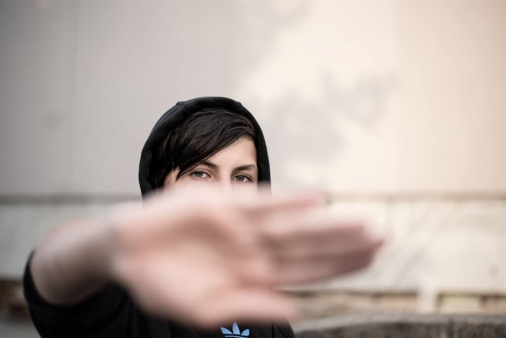 Femme confiante posant des limites avec bienveillance - Esprit Primavera Toulouse