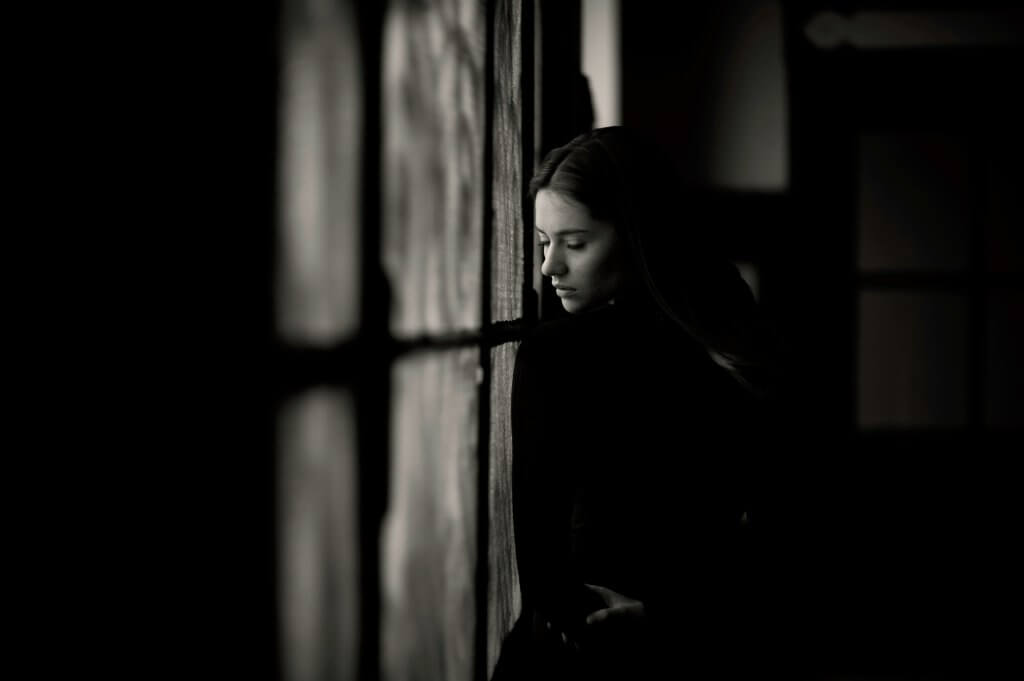 Femme pensive illustrant la relation difficile mère-fille — accompagnement émotionnel Toulouse